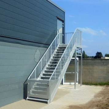 Stair guardrail with vertical tubes Stair guardrail with vertical tubes.